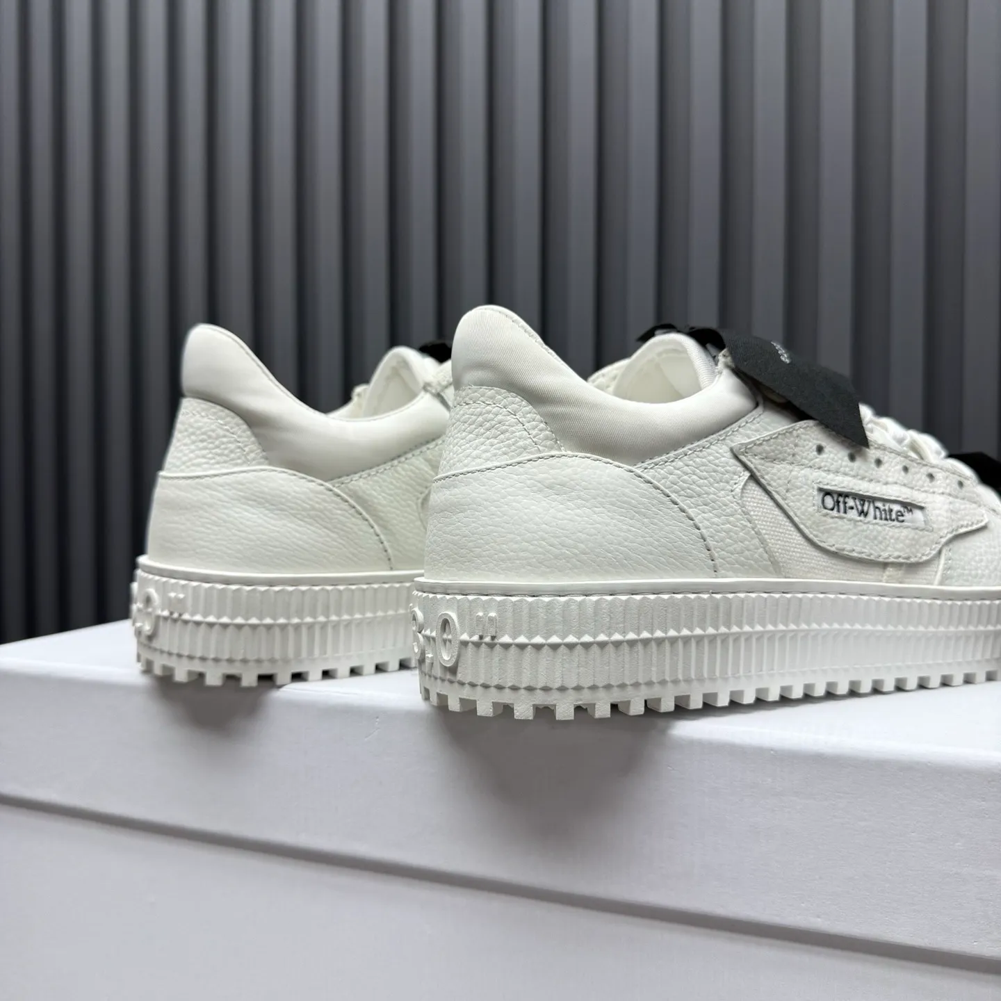 Men's shoes💰680 OFF WHITE ⚡️Couple style⚡️The latest spring style street casual shoes, released with the highest quality version on the market👊Series original mold opening, original lasting, production technology 1:1 original version➰🔜The best choice for more and more celebrities and Internet celebrities🔸In the classics Changes in the code🔸Innovate in the trend🔸Strive to break away from the shackles of bad street design🔝Although he is not the originator of fashion design, he is definitely a shining dark horse in avant-garde design🐴🆙Do not follow the trend🔅Not universal beauty🔅 Fabric💯First-layer cowhide Lining💯Imported skin-friendly and environmentally friendly polyester mesh Foot pads💯Original molded high-elastic environmentally friendly molding pads Midsole💯Made with original last-last technology Outsole💯Rubber outsole Packaging💯Official website synchronizes full set of packaging (brand wrapping paper, brand certificate, brand cloth bag) Code numbers 35-44, 45 46 Customized